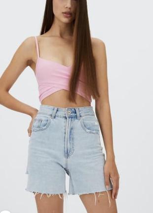 Джинсові шорти-бермуди з вирізом ззаду розріз stradivarius оригінал