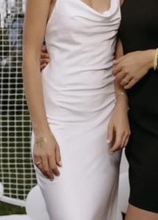 Белое платье в бельевом стиле
