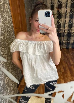 Блуза біла лляна на плечі з воланом
