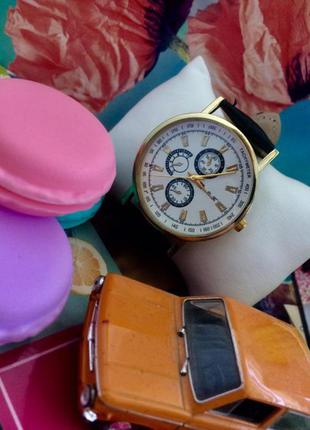 Часы с кожаным черным ремешком и золотой корпус