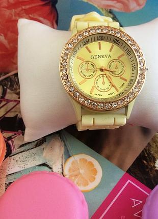 Часы женские женева (geneva) со стразами бежево-лимонные