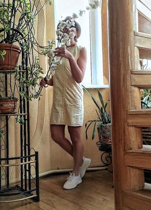Сукню.