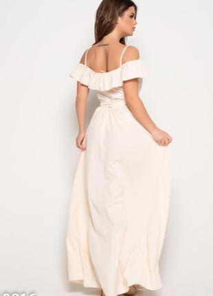 Молочное длинное платье с открытыми плечами3 фото