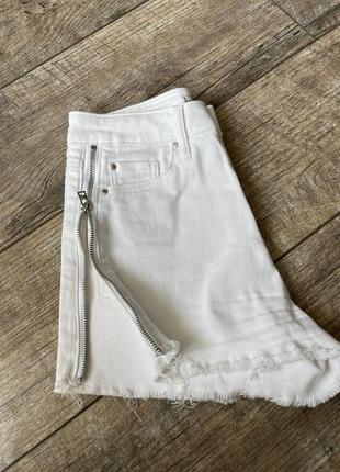 Женские белые джинсовые шорты guess 🤍3 фото