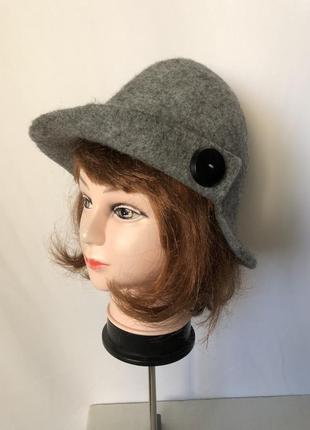 Шляпа серая с черной пуговицей асимметрия1 фото
