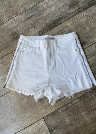 Женские белые джинсовые шорты guess 🤍1 фото