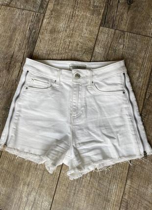 Женские белые джинсовые шорты guess 🤍6 фото