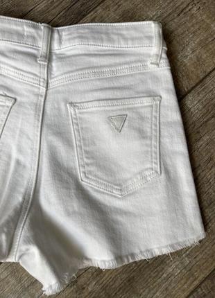 Женские белые джинсовые шорты guess 🤍9 фото