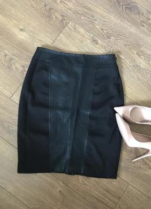 Чорна спідниця міді