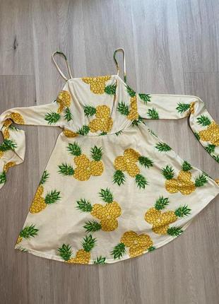 Яскрава красива сукня в тропічний принт із оголеною спиною на бретелях платье в тропический принт