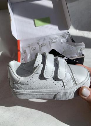 Білі кеді на літо