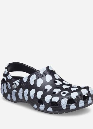 Шлепанцы женские crocs classic heart print clog black/white3 фото