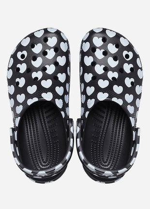 Шлепанцы женские crocs classic heart print clog black/white4 фото