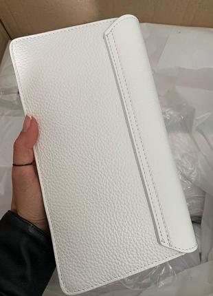 Біла шкіряна жіноча сумка10 фото