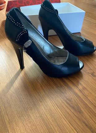 Туфлі, босоніжки