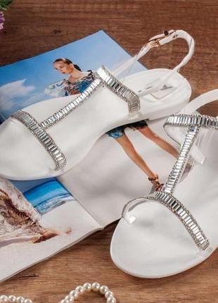 Босоніжки білі