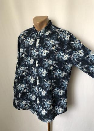 Синяя с белыми цветами рубашка-гавайка