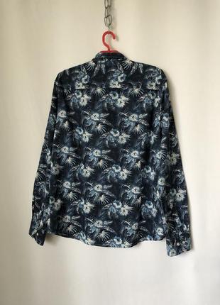 Синяя с белыми цветами рубашка-гавайка