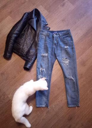 Плотные рваные джинсы темно-синего цвета под levi's