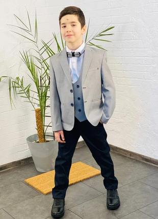 Стильний костюм. відмінної якості на хлопчика: піджак, сорочка, жилет, метелик і стильні штани.1 фото