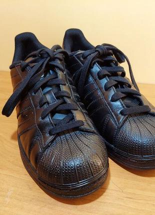 Кожаные красовки adidas.