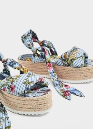 Zara літні босоніжки санлалі шльопанці на високій плетеній платформі в квітковий принт на зав'язках 39/39.5/40