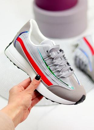 Сірі кросівки з кольоровими вставками та світловідбивними смужками