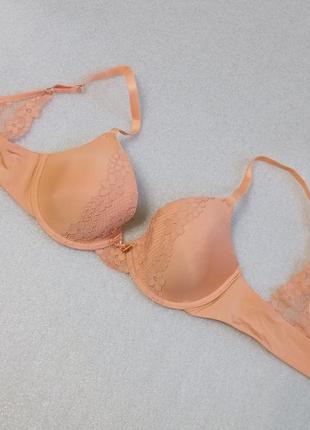 Ніжний персиковий бюстгальтер