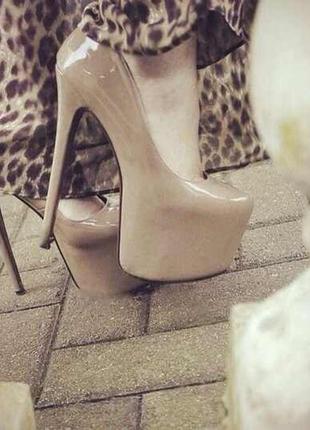 Бежевые туфли dee zee