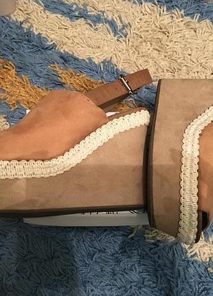 Интересные босоножки на платформе