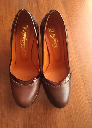 Жіночі туфельки коричневі на підборах1 фото