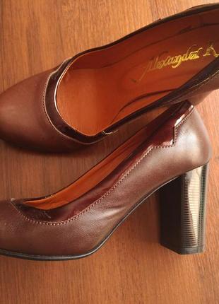 Жіночі коричневі черевички на підборах2 фото