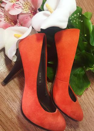 Замшевые туфли насыщенного оранжевого цвета1 фото