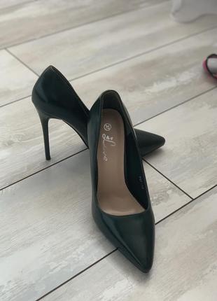 Туфлі зеленого кольору1 фото