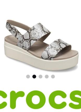 Босоножки сандалии на платформе crocs brooklyn low wedge w multi/stucco