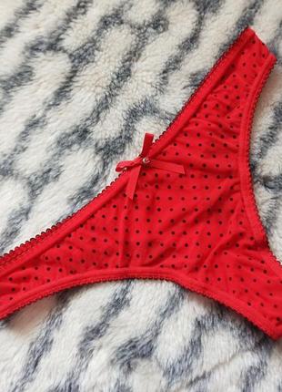 Яркие стринги в горошек с бархатным напылением