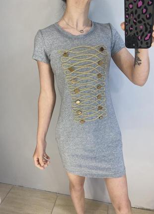 Серое платье-футболка с золотой фурнитурой3 фото