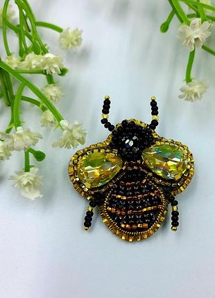 Брошь шмель  из бисера и кристаллов