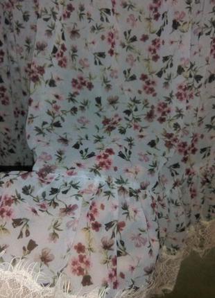 Блуза в цветочек с кружевом2 фото