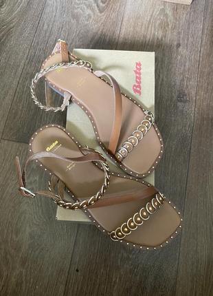 Босоножки bata