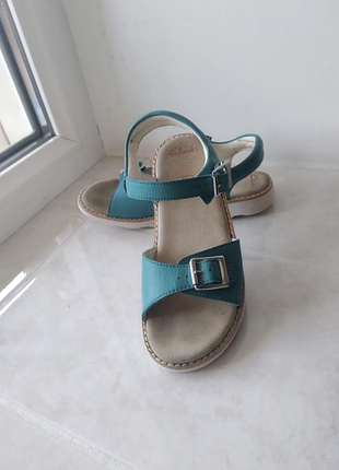 Босоніжки натуральна шкіра бренду clarks uk 12,5 eur 31