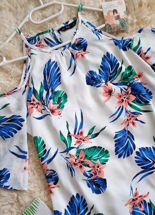 Блуза с вырезами на плечах