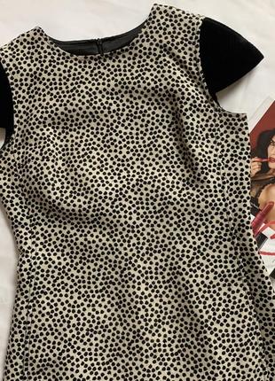 Сукня (плаття) з оздобленим паєтками низом.