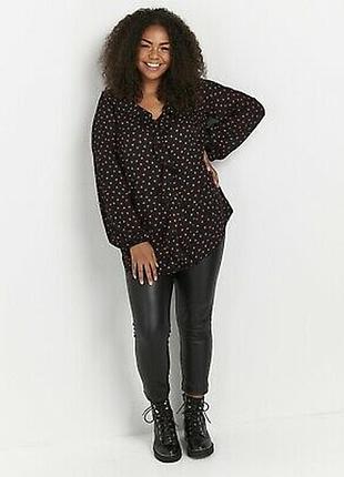 Черная шифоновая блуза с рюшами в принт сердце батал