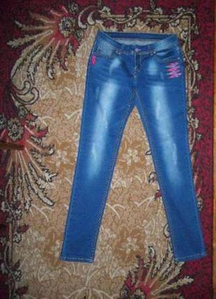 Отличные и модные женские джинсы на девушку1 фото