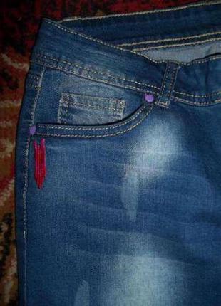 Отличные и модные женские джинсы на девушку4 фото