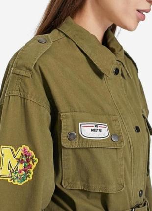 Куртка парка милитари летняя в стиле сафари с нашивками stradivarius3 фото