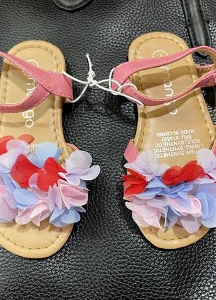 Яркие босоножки mango