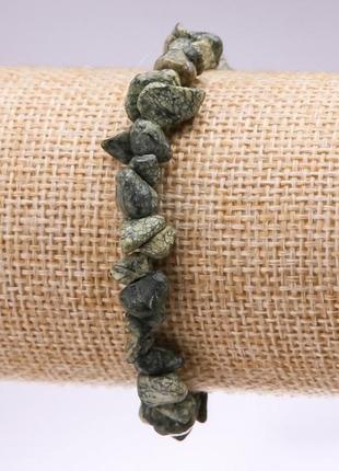 Браслет из натурального камня змеевик крошка d-8мм l-18см на резинке1 фото
