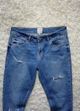 Стильные рваные женские джинсы river island 12 в очень хорошем состоянии2 фото